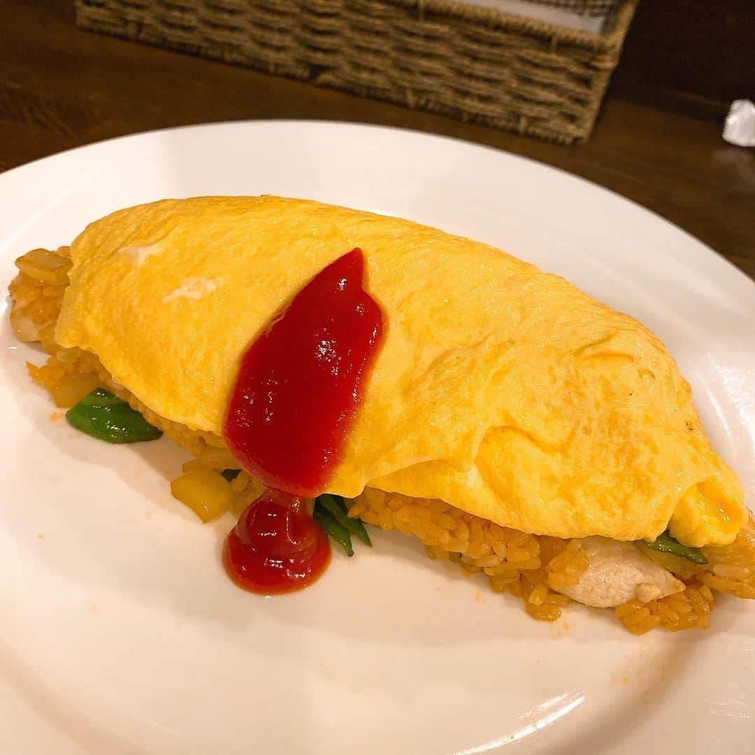 吉江瞳のインスタグラム：「9月から炭水化物を控えるため 今日ラストのご飯🍚 まさかの大好きなオムライス作ってもらいました🍴 久々に食べたけどオムライス最高！ 最後の晩餐本当オムライスでいいと思うくらい好きです❤️ ありがとうムッシュ！ ちなみにこの卵開くとトロトロ卵が出てきました😋 最高！ #オムライス #最後の晩餐 #大好物 #ケチャップ派 #たまらん #裏メニュー　？😂 #アスペルジュ」