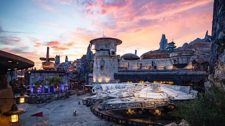Walt Disney Worldのインスタグラム：「Bright suns! This past weekend marked the 1-year anniversary of @StarWars: Galaxy’s Edge at Disney’s Hollywood Studios. 💫 Check out more moments captured from this galaxy far, far away on the @DisneyParksBlog. #DisneyMagicMoments ✨」