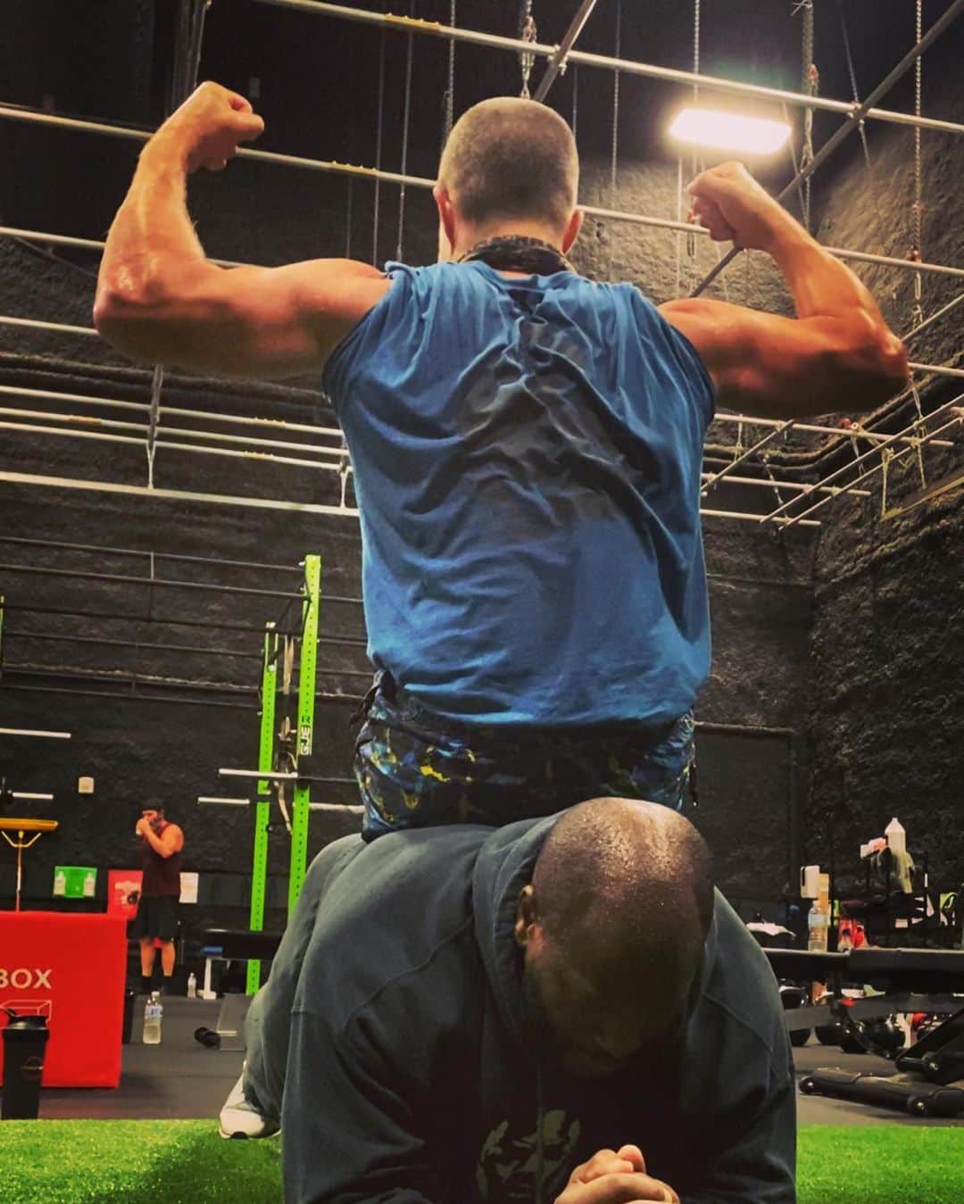 スティーヴン・アメルのインスタグラム：「“Steve... hop on my back so I can plank for a minute.”  “Ok James.”」