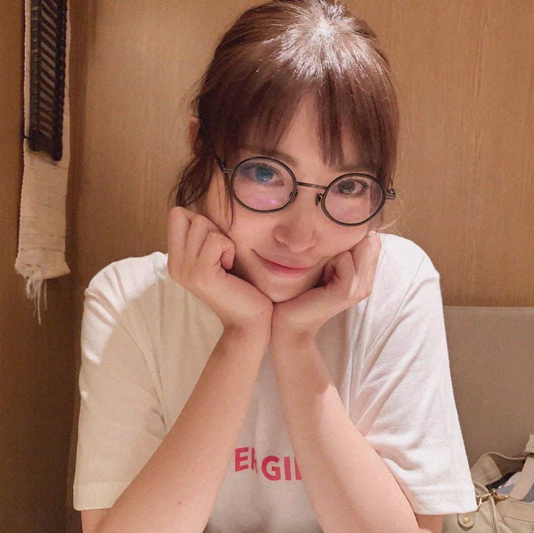 中村泉貴のインスタグラム：「メガネをかけたら髪がぐしゃっとなってしまった😂﻿ ﻿ 8月ももう終わりですね...🌻﻿ 今年は特に一瞬だったなあ。﻿ ﻿ ﻿ ﻿ ﻿ #夏休み #夏 #夏の思い出 #8月 #8月31日」