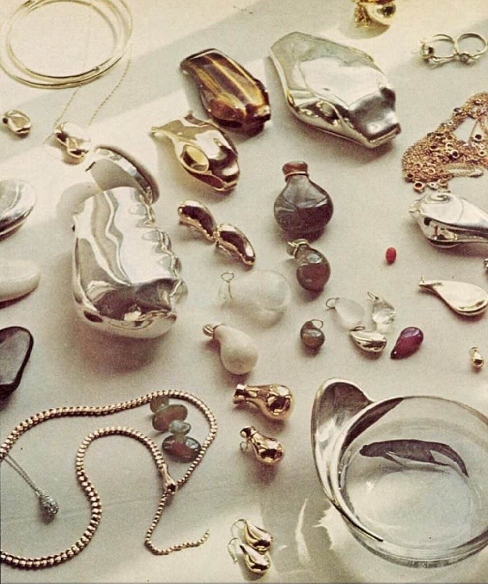 レベッカテイラーのインスタグラム：「Up close: metallic inspiration from Elsa Peretti, via @ad_magazine」