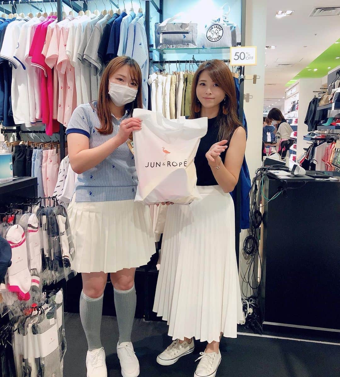 のインスタグラム：「♥︎︎∗︎*ﾟ お買い物day💛🧡 ． フッティンク帰りに次のラウンドで 着るウエアを調達♬ ． 優柔不断だから店員さんに相談しながら のお買い物楽しかった〜🥰 調子乗って予定より買っちゃったw ． ． お願い‼️雨降りませんよーに🙏 ． #ゴルフウエア #junandrope #ジュンロペ #ジュンアンドロペ #ドレスコードラウンド #着るの楽しみ #ゴルフ #golf  #高尔夫 #골프#ゴルフ女子 #golfgirl #골프여자 #女子ゴルフ #golstagram#instagolf  #インスタゴルフ #golfstagram #インスタゴルフ #golflove #ゴルフ大好き #ゴルフ最高 #ゴルフ上手くなりたい #みかゴルフ #mikagolf」