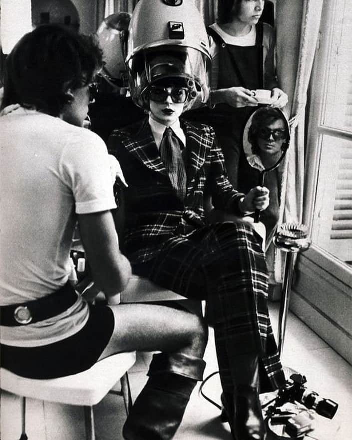 のインスタグラム：「Getting ready for September  Anjelica Huston in Miss Dior, by Bob Richardson, 1971  新年度に向けて準備中  #今日のムード #美容院 #アンジェリカヒューストン #ボブリチャードソン #ミスディオール #ヘアサロン #70年代ファッション #モノクロ写真 #写真 #ファッションフォト #秋の予感 #ファッション #モード #アート #夏の終わり #パリ生活 #今日の一枚 #mood #anjelicahuston #bobrechardson #monochrome #photo #fashionphotography #fashion #mode #art #seventiesfashion #70sfashion #beautysalon  #vintage」