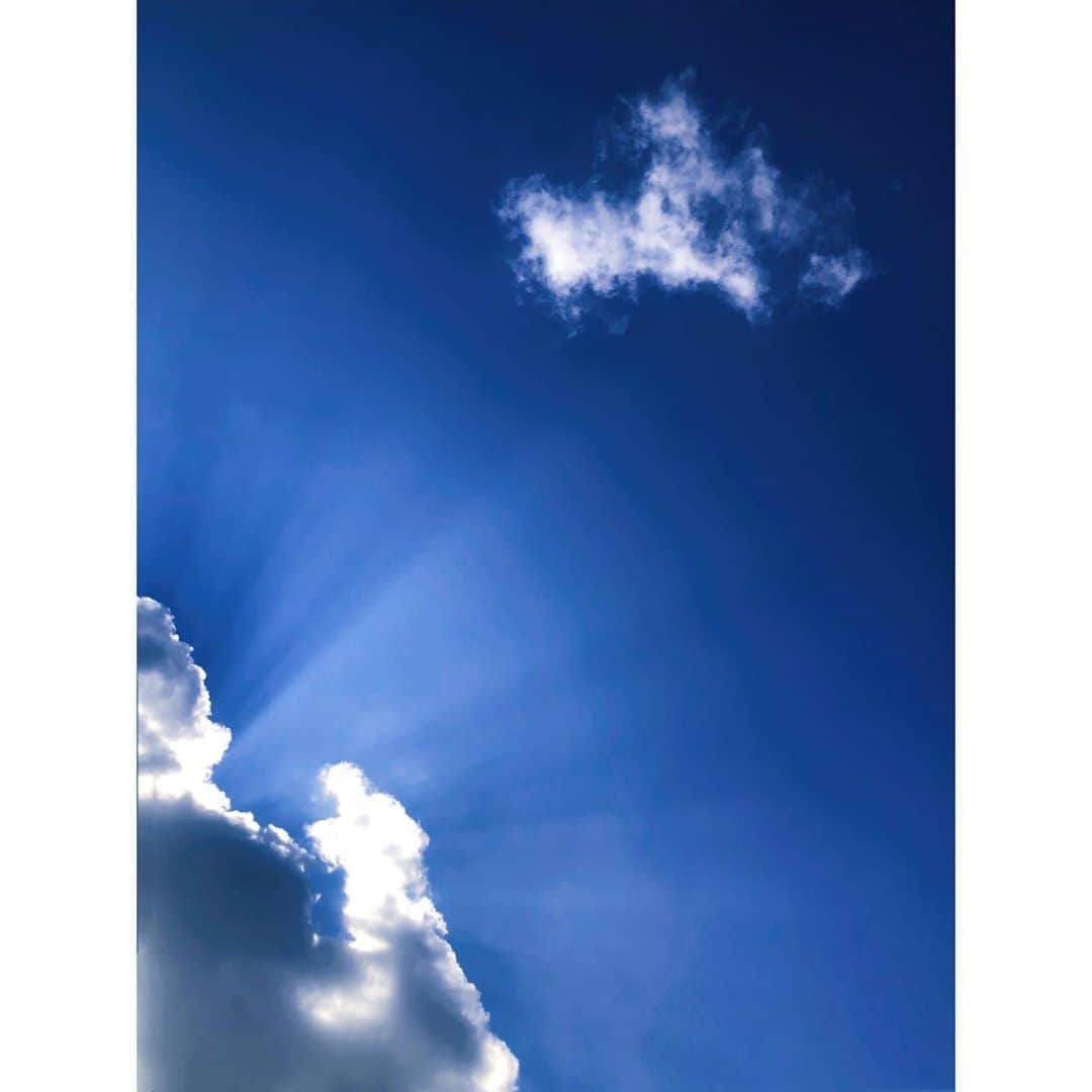 潘めぐみさんのインスタグラム写真 - (潘めぐみInstagram)「天国のはしご . こうやって雲から伸びる光の柱をそう呼ぶことがあるらしい。 . って話、前にもしたけど。← . 薄明光線、あるいは、光芒ともいうらしい！ . 夏は空がドラマチックだよね🤤💭」8月31日 23時18分 - han_meg_han
