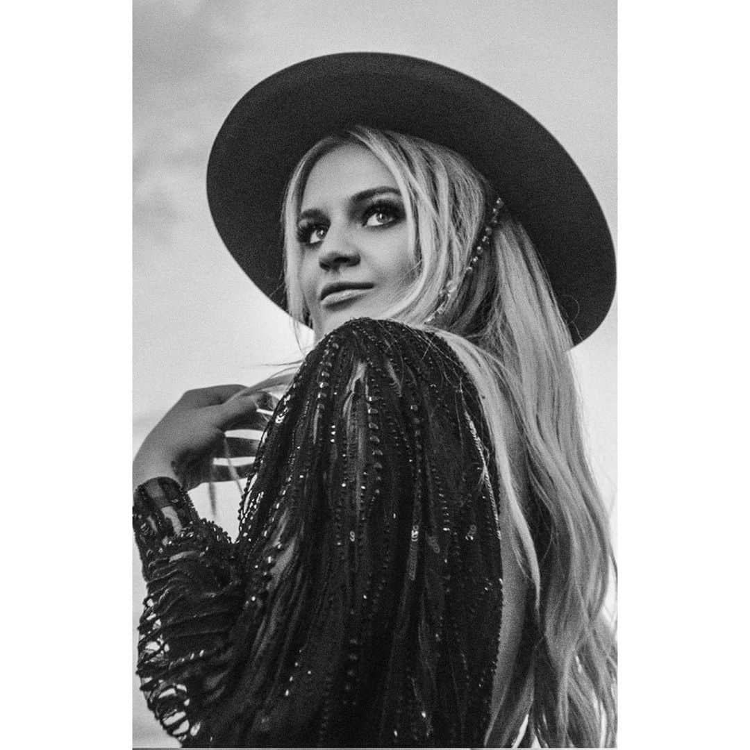 のインスタグラム：「the hole in the bottle music video premieres in a few hours...I’ll be hanging on YouTube a bit before so we can see it into the world together (link in story) CHEERS YALL!!! talk soon 🤍🍷」