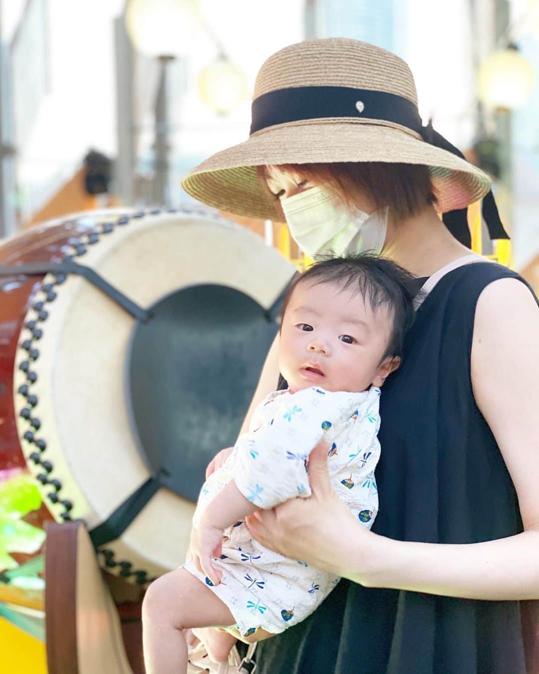のインスタグラム：「. 初めて迎える夏🌻に、 夏らしいことが出来なかったので 甚平＋花火（プロジェクションマッピング）で 雰囲気だけでも夏気分☺️💓 来年は本物の花火を一緒に観ようね🎇 . .  #6月生まれベビー #2020ベビー #令和2年ベビー #男の子ママ #新米ママ #生後2ヶ月 #生後2ヶ月ベビー #成長記録 #育児記録 #親バカ部 #新米ママと繋がりたい #新米ママさんと繋がりたい #ママライフ #初めて過ごす夏 #2020夏 #花火 #お祭り気分 #プロジェクションマッピング」