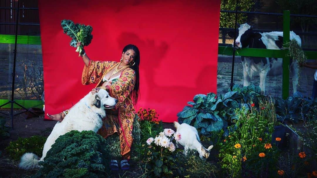ケリスのインスタグラム：「Farm life , and we multiply! Cast and crew in this pic , biscuit (dog) Roberta (cow) Cream (goat) Moon pie (goat) I think that’s everyone ...... photo by @mikemorafotos」