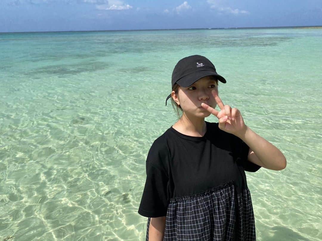 村田寛奈のインスタグラム：「. 🏝 8月も終わるみたいです #8月ラスト#夏#終わる#海#行きたい #綺麗な海好き#久々の顔写真 #トイカメラじゃない#過去pic」
