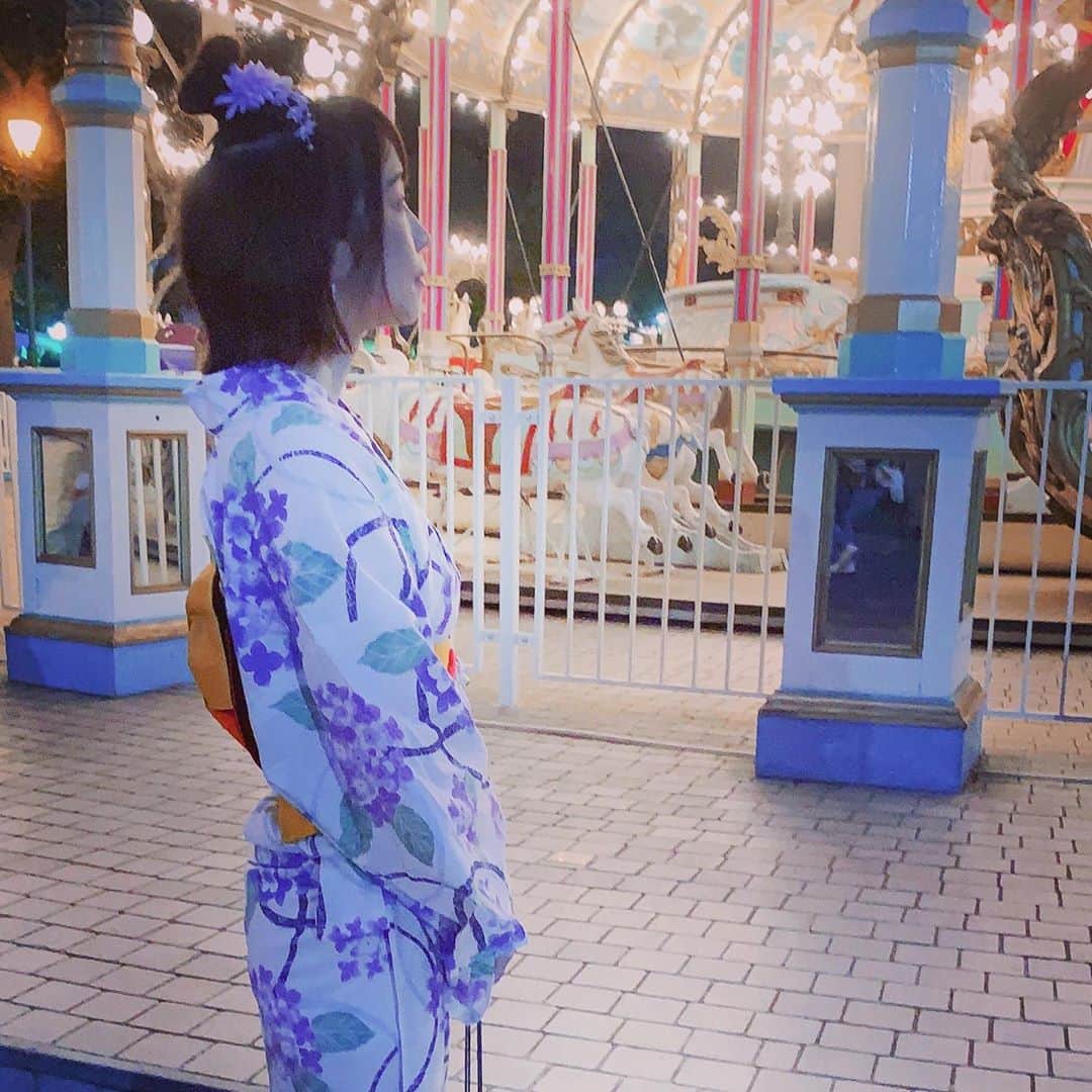 さくまみおのインスタグラム：「🎠 ありがとう、としまえん…  …て、上から言ってたけど94年って だいぶ先輩だった( ꒪⌓꒪)  ありがとうございましたぁぁぁ( _..)_!!!!!!!  私は1度しかお邪魔していないけれど、 回転木馬(機械遺産カルーセルエルドラド)が 本当に綺麗で印象的な古き良き遊園地でした。 思い出を作れてよかった🎠𓂃 𓈒𓏸 木馬さん達すべて手彫りらしくて それぞれ異なるお顔なんだそうです！素敵！  くまちゃん(@ruikumae )誘ってくれて 本当にありがとう🧸♡  #としまえん #としまえんありがとうございました #カルーセルエルドラド」