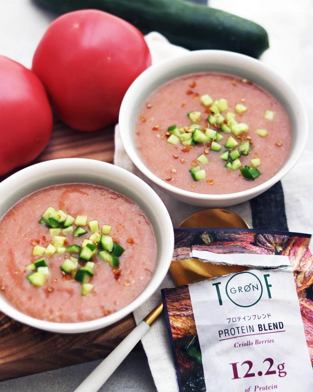 utoshさんのインスタグラム写真 - (utoshInstagram)「【レシピ付】Soy protein Gazpacho.﻿ GRONのアレルギーフリーのプロテイン「クリオロベリーズ」を使って暑い時に食べたいガスパチョを作りました。﻿ ﻿ ガスパチョにいれるの本当に最高！味もしっかりしているし、野菜だけでつくれるので飲む野菜ですよね！﻿ これにタンパク質もチャージできるようにできちゃうのが最高です。﻿ ﻿ ﻿ ✔️〈このレシピのポイント〉﻿ 実はガスパチョのとろみってフランスパンを入れて作ってるんですが、今回はこれをごはん（白米）を入れて作っています。こうするとグルテンフリーになるし、日本人には作りやすいかなと。とろみが必要ないって方はいれなくてもいいです。サラサラですが、味は同じ！﻿ ﻿ ﻿ ーーー﻿ 「クリオロベリーズ」の原材料は﻿ エンドウ豆たん白、カカオ、黒糖、マキベリー、カシス、甜菜含蜜糖﻿ ーーー﻿ という組み合わせ。タンパク質は大豆でないので、大豆が苦手な方も飲む事ができ、良質なタンパク質を取る事ができますよ！﻿ オンラインストアももちろん。お近くのオーガニックストアなどでぜひこのGRØNを探してみてください！！ @groen.jp﻿ ﻿ ﻿ ﻿ レシピはこちら↓﻿ ＿＿＿＿＿﻿ ﻿ 簡単ノングルテンガスパチョ（2人分）﻿ ﻿ 【材料】﻿ GRON クリオロベリーズ 大さじ2﻿ ﻿ A﻿ トマト（大） 1個﻿ 玉ねぎ 1/8﻿ キュウリ 1/2﻿ ﻿ ニンニク 1片﻿ お酢 小さじ2﻿ オリーブオイル 大さじ1﻿ ﻿ 塩 少々﻿ 黒こしょう 少々﻿ ﻿ ごはん　大さじ2﻿ ﻿ ﻿ 【作り方】﻿ （1）Aの材料をすべて角切りにする。ニンニクはみじん切り。キュウリは少しとっておいてトッピングに使う。﻿ ﻿ （2）ミキサー（ハンドブレンダー）に1の材料とGRON、お酢、オリーブオイル、ごはんを加えて滑らかになるまでよく撹拌する。﻿ ﻿ （3）塩と黒こしょうで味を整え、器に盛りつけ、最後に刻んだキュウリを乗せたら完成。﻿ ﻿ ＿＿＿＿＿﻿ ﻿ ぜひ作ってくださいね！﻿ No local No food おいしく楽しく！﻿ ﻿ ﻿ #soyprotein #ソイプロテイン #ヴィーガン #greenmonster #GRØN #withGRØN #glutenfree﻿ #グローン #プロテイン﻿ ﻿ #おうちごはん #レシピ #時短料理 #簡単レシピ #献立 #お家ご飯 #手料理 #今日のごはん #フーディーテーブル #japanesefoods」8月31日 23時43分 - utosh