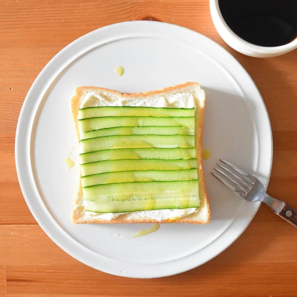 山崎佳のインスタグラム：「Today’s breakfast. 今朝は軽めに、クリームチーズときゅうり。」