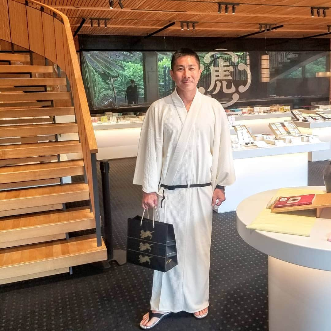 前園真聖さんのインスタグラム写真 - (前園真聖Instagram)「8月最後にとらやでかき氷『宇治金時』をいただきました。 とても美味しかったです😋 光晴社長いつもありがとう👍 #とらや  #toraya  #かき氷 #宇治金時 #着物 #きもの #outdoorkimono」8月31日 23時52分 - maezono_masakiyo