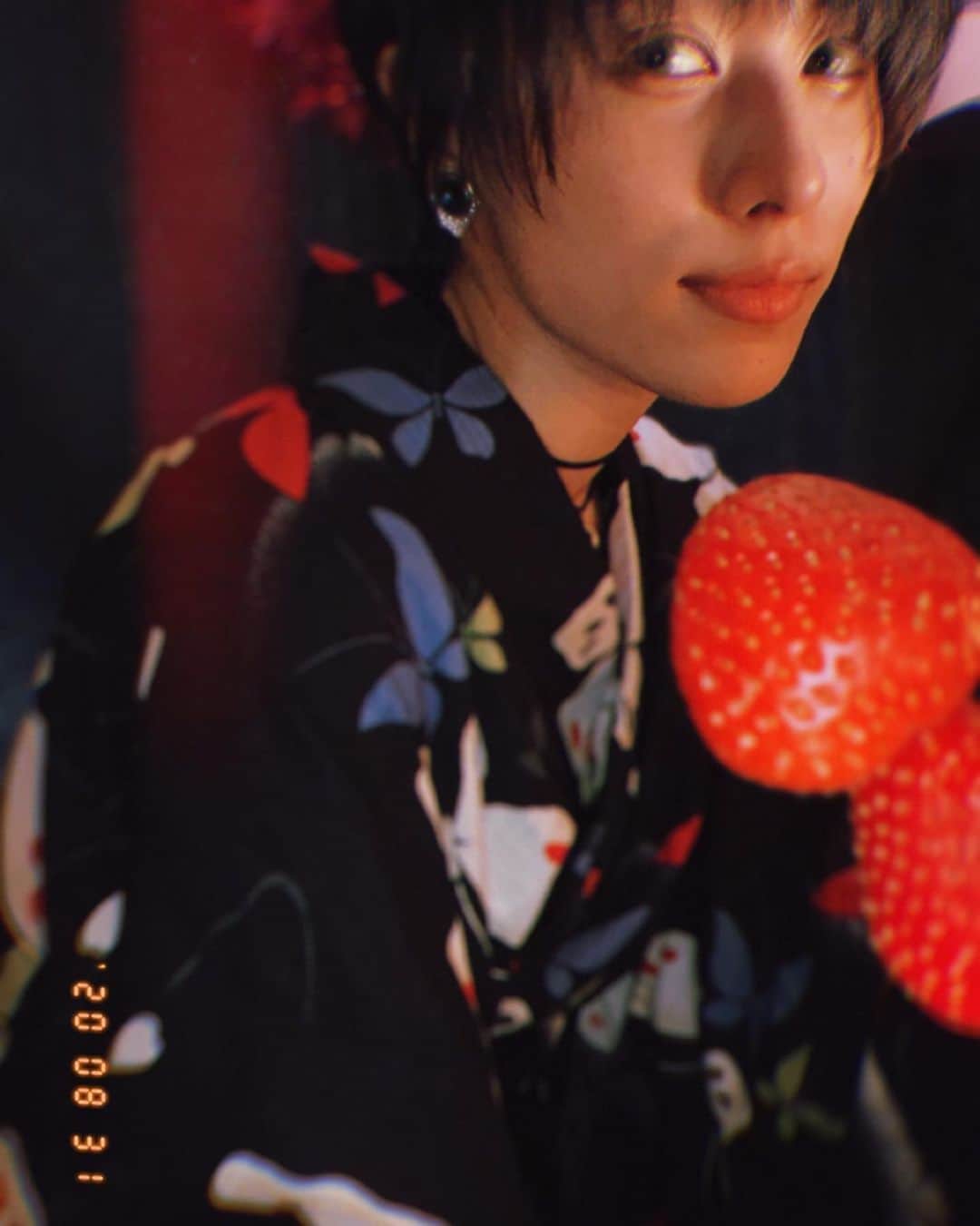 春川芽生さんのインスタグラム写真 - (春川芽生Instagram)「『ん、いちご飴🍓』  。。。  。。。。。。  て思うやん？  バレた？🎎🏮 飴じゃなくて、 ただの > > >> いちご棒 << < <  ひひん。( ◠‿◠ ) もう二回も失敗したから匙投げた。笑 いちご飴はもう！！やめ！！！！とりやめ！ いちご棒系浴衣メン🍓で手を打っった！！！💥(˘･з･˘)  #パティシエ求 . . . #浴衣 #和 #男装 #祭り #いちご飴 #嘘 #いちご棒 #8月 #また会おな #残暑」8月31日 23時58分 - meiku_harukawa