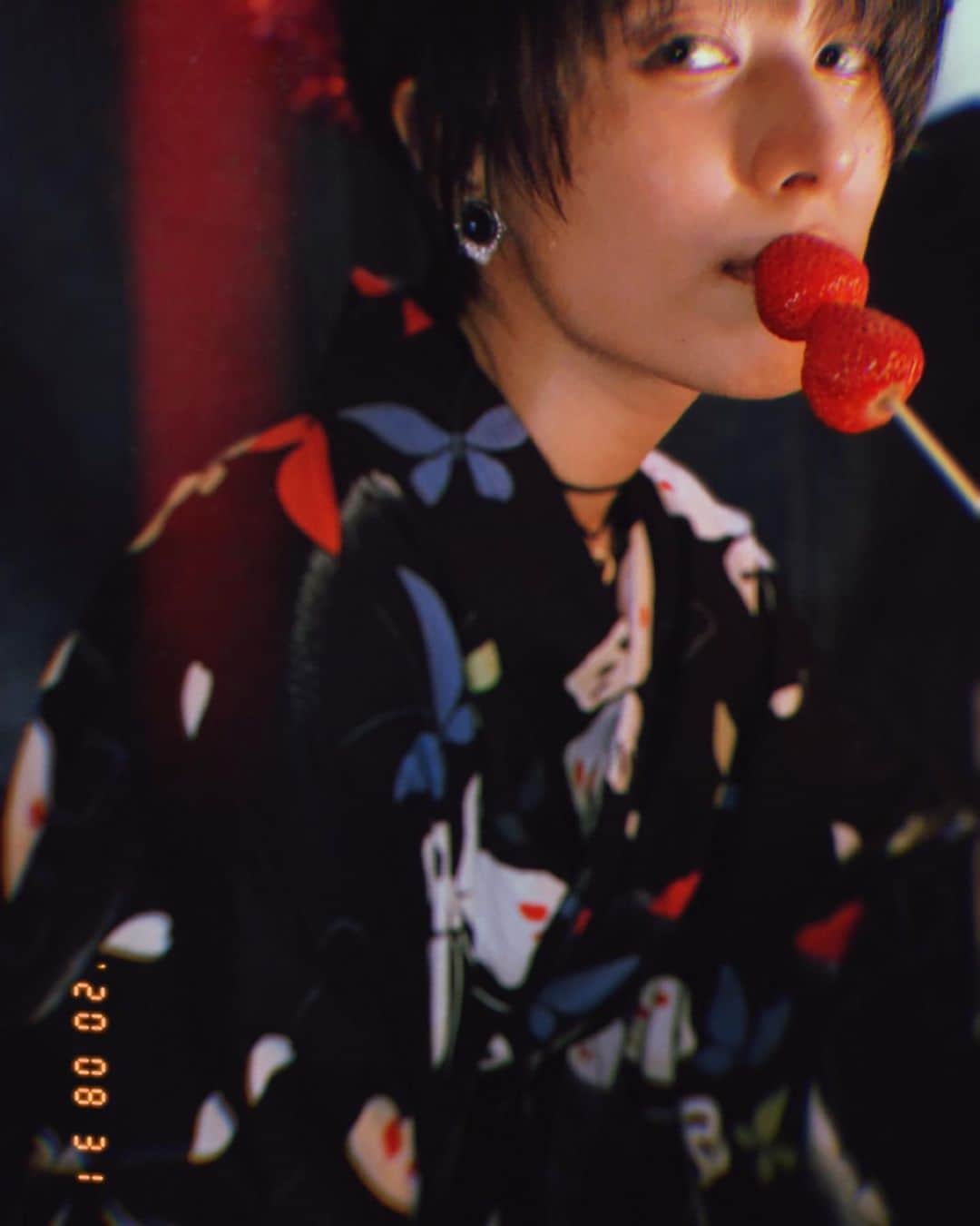 春川芽生さんのインスタグラム写真 - (春川芽生Instagram)「『ん、いちご飴🍓』  。。。  。。。。。。  て思うやん？  バレた？🎎🏮 飴じゃなくて、 ただの > > >> いちご棒 << < <  ひひん。( ◠‿◠ ) もう二回も失敗したから匙投げた。笑 いちご飴はもう！！やめ！！！！とりやめ！ いちご棒系浴衣メン🍓で手を打っった！！！💥(˘･з･˘)  #パティシエ求 . . . #浴衣 #和 #男装 #祭り #いちご飴 #嘘 #いちご棒 #8月 #また会おな #残暑」8月31日 23時58分 - meiku_harukawa