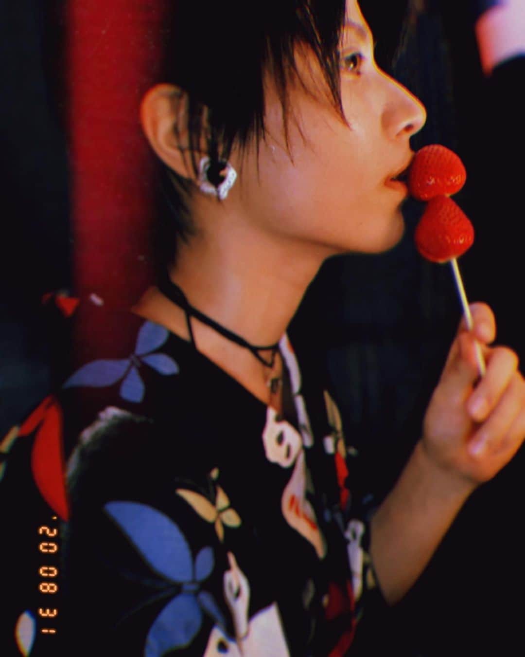 春川芽生さんのインスタグラム写真 - (春川芽生Instagram)「『ん、いちご飴🍓』  。。。  。。。。。。  て思うやん？  バレた？🎎🏮 飴じゃなくて、 ただの > > >> いちご棒 << < <  ひひん。( ◠‿◠ ) もう二回も失敗したから匙投げた。笑 いちご飴はもう！！やめ！！！！とりやめ！ いちご棒系浴衣メン🍓で手を打っった！！！💥(˘･з･˘)  #パティシエ求 . . . #浴衣 #和 #男装 #祭り #いちご飴 #嘘 #いちご棒 #8月 #また会おな #残暑」8月31日 23時58分 - meiku_harukawa