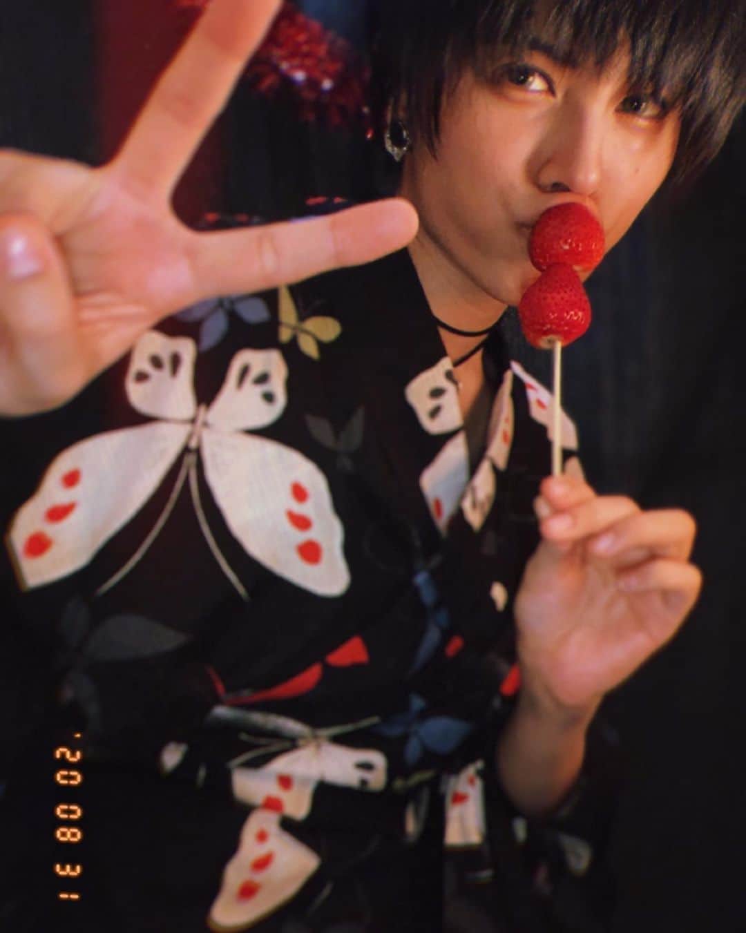 春川芽生さんのインスタグラム写真 - (春川芽生Instagram)「『ん、いちご飴🍓』  。。。  。。。。。。  て思うやん？  バレた？🎎🏮 飴じゃなくて、 ただの > > >> いちご棒 << < <  ひひん。( ◠‿◠ ) もう二回も失敗したから匙投げた。笑 いちご飴はもう！！やめ！！！！とりやめ！ いちご棒系浴衣メン🍓で手を打っった！！！💥(˘･з･˘)  #パティシエ求 . . . #浴衣 #和 #男装 #祭り #いちご飴 #嘘 #いちご棒 #8月 #また会おな #残暑」8月31日 23時58分 - meiku_harukawa