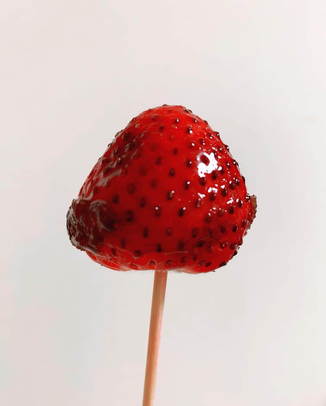 春川芽生さんのインスタグラム写真 - (春川芽生Instagram)「『ん、いちご飴🍓』  。。。  。。。。。。  て思うやん？  バレた？🎎🏮 飴じゃなくて、 ただの > > >> いちご棒 << < <  ひひん。( ◠‿◠ ) もう二回も失敗したから匙投げた。笑 いちご飴はもう！！やめ！！！！とりやめ！ いちご棒系浴衣メン🍓で手を打っった！！！💥(˘･з･˘)  #パティシエ求 . . . #浴衣 #和 #男装 #祭り #いちご飴 #嘘 #いちご棒 #8月 #また会おな #残暑」8月31日 23時58分 - meiku_harukawa