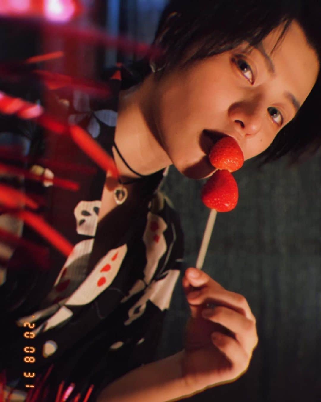 春川芽生さんのインスタグラム写真 - (春川芽生Instagram)「『ん、いちご飴🍓』  。。。  。。。。。。  て思うやん？  バレた？🎎🏮 飴じゃなくて、 ただの > > >> いちご棒 << < <  ひひん。( ◠‿◠ ) もう二回も失敗したから匙投げた。笑 いちご飴はもう！！やめ！！！！とりやめ！ いちご棒系浴衣メン🍓で手を打っった！！！💥(˘･з･˘)  #パティシエ求 . . . #浴衣 #和 #男装 #祭り #いちご飴 #嘘 #いちご棒 #8月 #また会おな #残暑」8月31日 23時58分 - meiku_harukawa