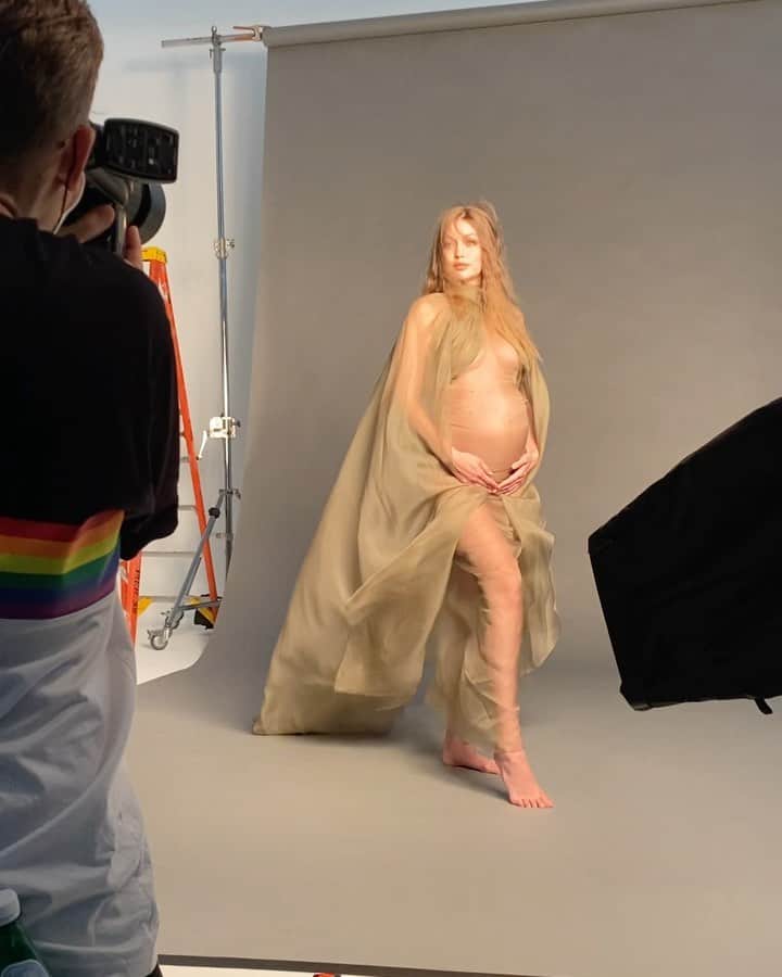 ジジ・ハディッドのインスタグラム：「making-of :)」