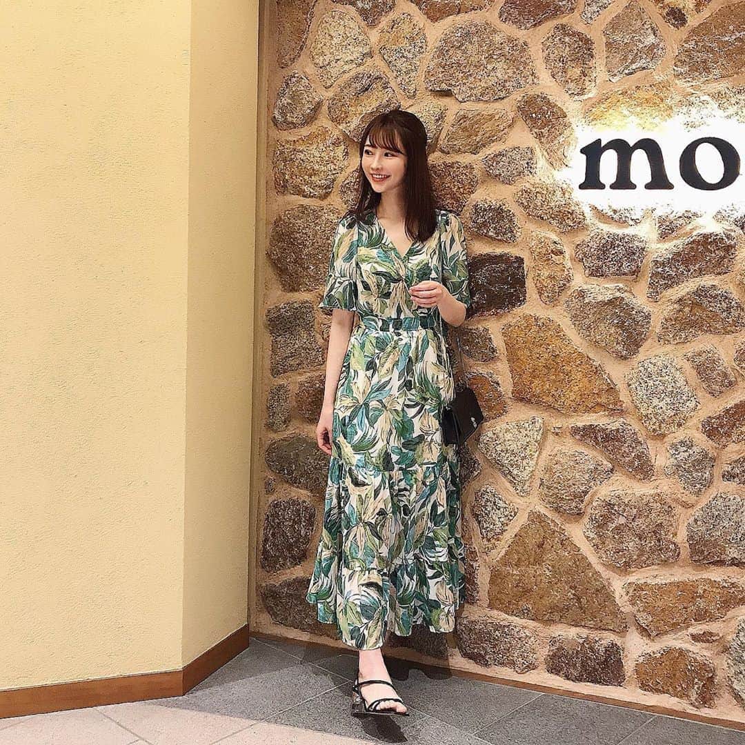 のインスタグラム：「ボタニカル柄のワンピース🌿🍃 @spicaglow さんのお洋服かわいいよ。 　 #fashion  #onepiece : @spicaglow  #bag : @fendi  #sandal : @charleskeith_jp @charleskeithofficial   @spicaglow さんの1000円引きのクーポンコード→sg25⁣ よかったら使ってね🙃  #spicaglow #spicaglowstyle #スピカグロー」