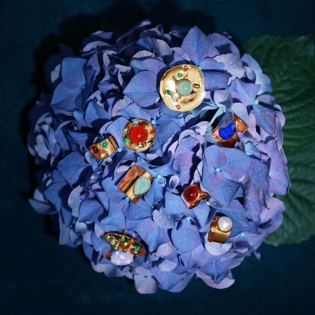サテリットさんのインスタグラム写真 - (サテリットInstagram)「Blue moon ! Cueillez les bagues de la collection VERONE.  #BienvenueAilleurs #Newworld #Verone #nouvellecollection  #bague #ring #flower #colors #golden #Paris #Bijoux #BijouxEthniques #SatelliteParis」9月1日 0時00分 - satelliteparis