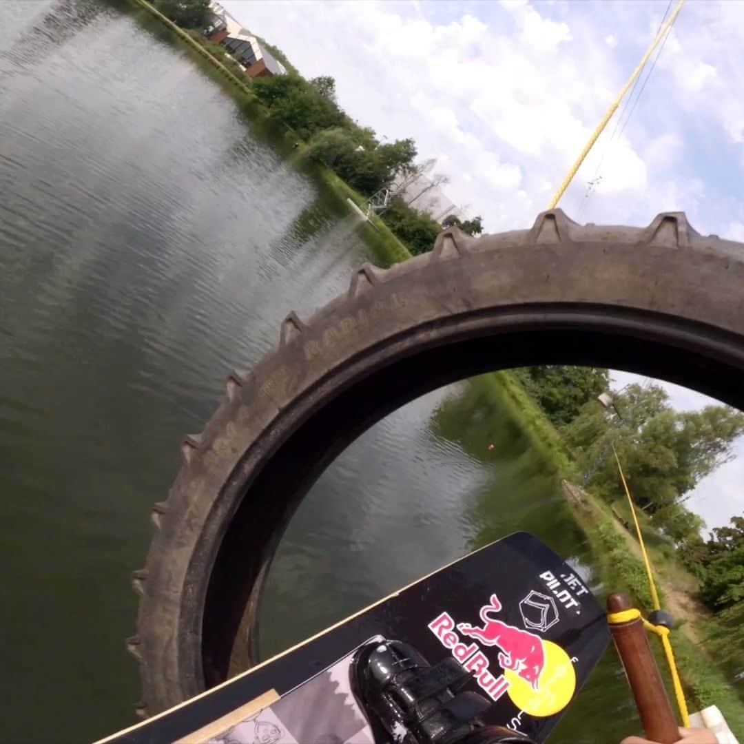 レッドブルのインスタグラム：「it's just the ✨ ACCURACY ✨ of it all 👏  ~ link in bio for the amazing full clip ~  🌊 : @felixgeorgii #redbull #givesyouwings #wakeboarding #watersports #pov」