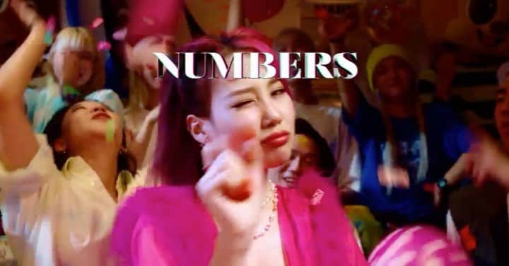 パク・ジミン のインスタグラム：「Teasing u 16 sec💗 유투브도 생겼다요 링크인바이오🍒 Got my own channel link in bio💅🏻 #numbers」