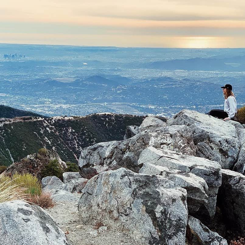 デルタ航空さんのインスタグラム写真 - (デルタ航空Instagram)「2020 in destinations:  1. Happy Valley (SMF) 2. Mount Disappointment (LAX) 3. Poo Poo Point (SEA) 4. Bowl of Tears (EGE)」9月1日 0時03分 - delta