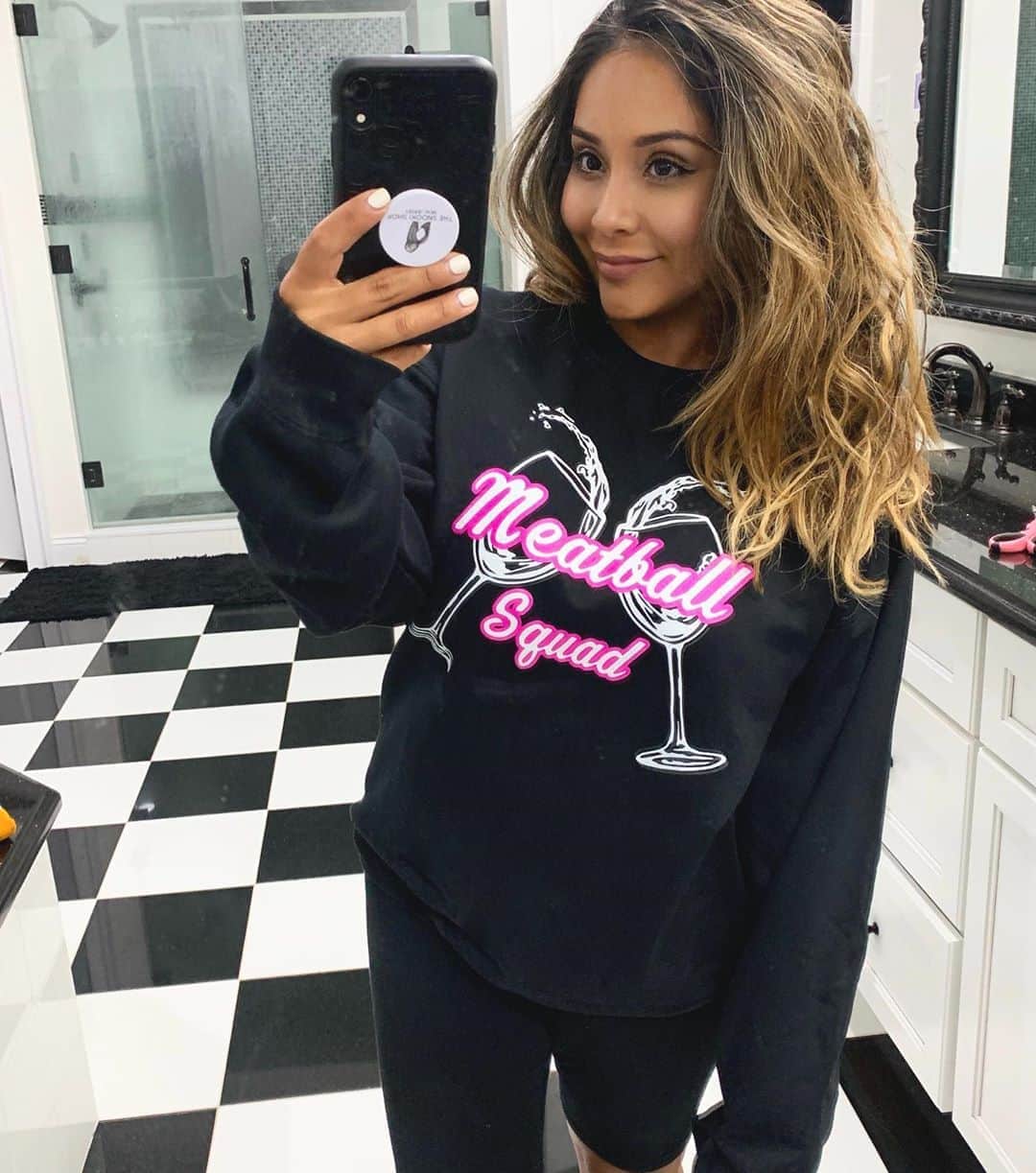 ニコール・ ポリッツィのインスタグラム：「MEATBALLzzzz @meatballmerch  Link in story 🖤」