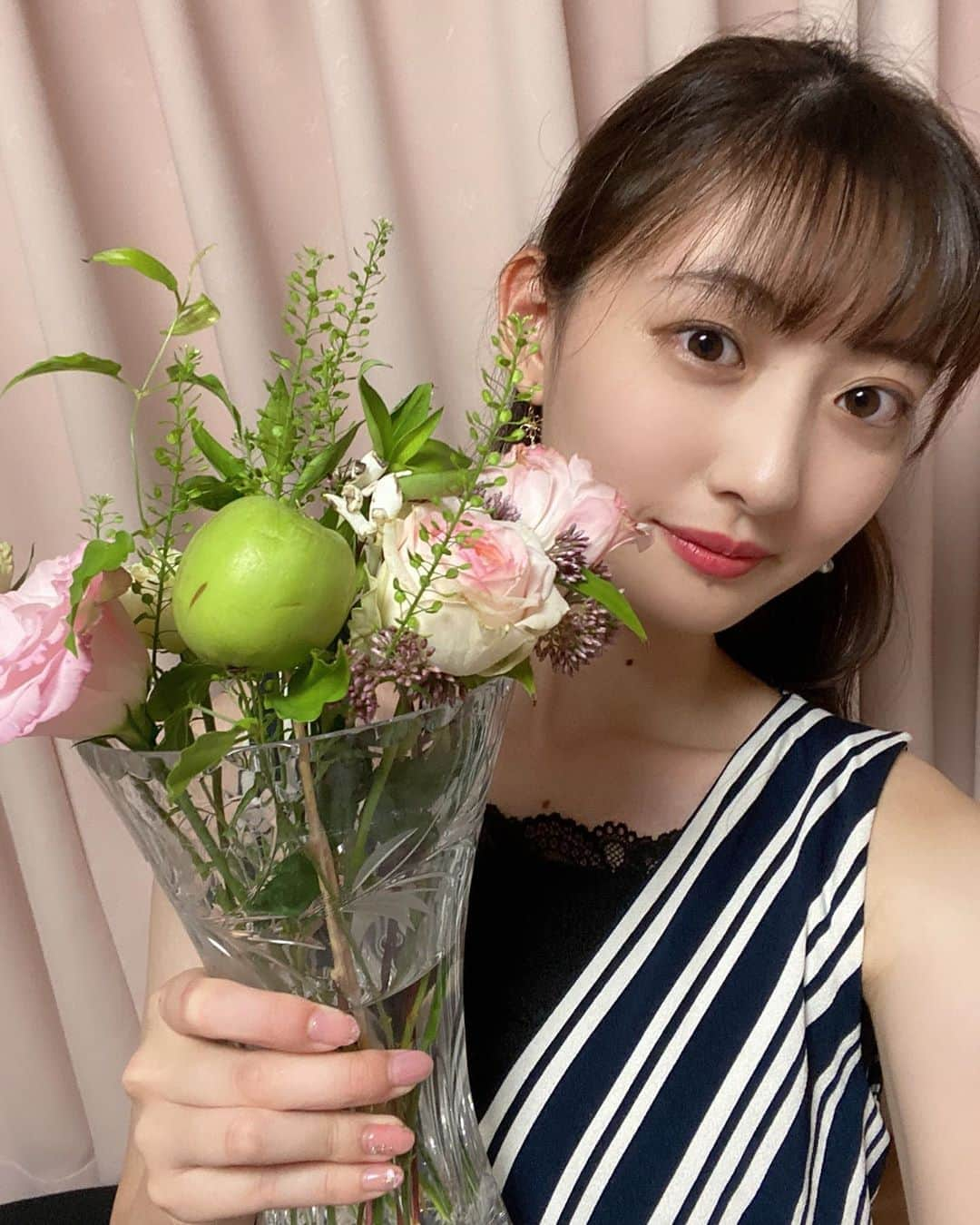 浅賀美咲のインスタグラム：「今日の配信もありがとうございました🥰 皆さんのおかげで、とても楽しかったです💕 たくさん褒めて頂いたワンピースとお花💐 宣言通り、写真撮ってみました✨  次は私の誕生日前日❣️10代最後の日❣️ 9月2日(水)21:30〜配信したいと思います🌷 たくさんの方に来て頂きたいです！！ お待ちしております🤗  #浅賀にポチ　お願い致します✨ #ミス成蹊　#ミス成蹊コンテスト　#ミス成蹊コンテスト2020 #ミスコン　#ミスコンテスト　#ミスコンファイナリスト」