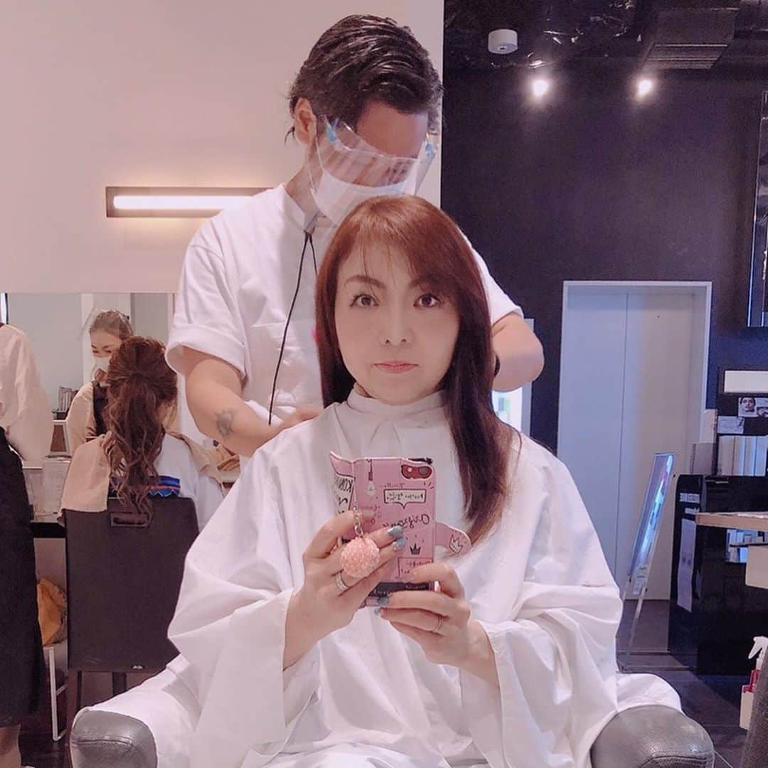 モモコさんのインスタグラム写真 - (モモコInstagram)「髪の毛、カットしました✂️ 毛染めは、自分でするけど、カットは、いつもの心斎橋トリコでーす💕 結構切ったよー❗️ 出来上がりは、アメブロに載せてます。  今回、配信のYouTubeは、貴船の川床に行った時の様子です💕 是非見て下さい💕  #ハイヒールモモコ #👠 #👠🍑 #CHANEL #シャネラー #グルメ #アメブロ  #YouTube #モモコ新聞 #貴船 #川床」9月1日 0時11分 - highheel_momoko