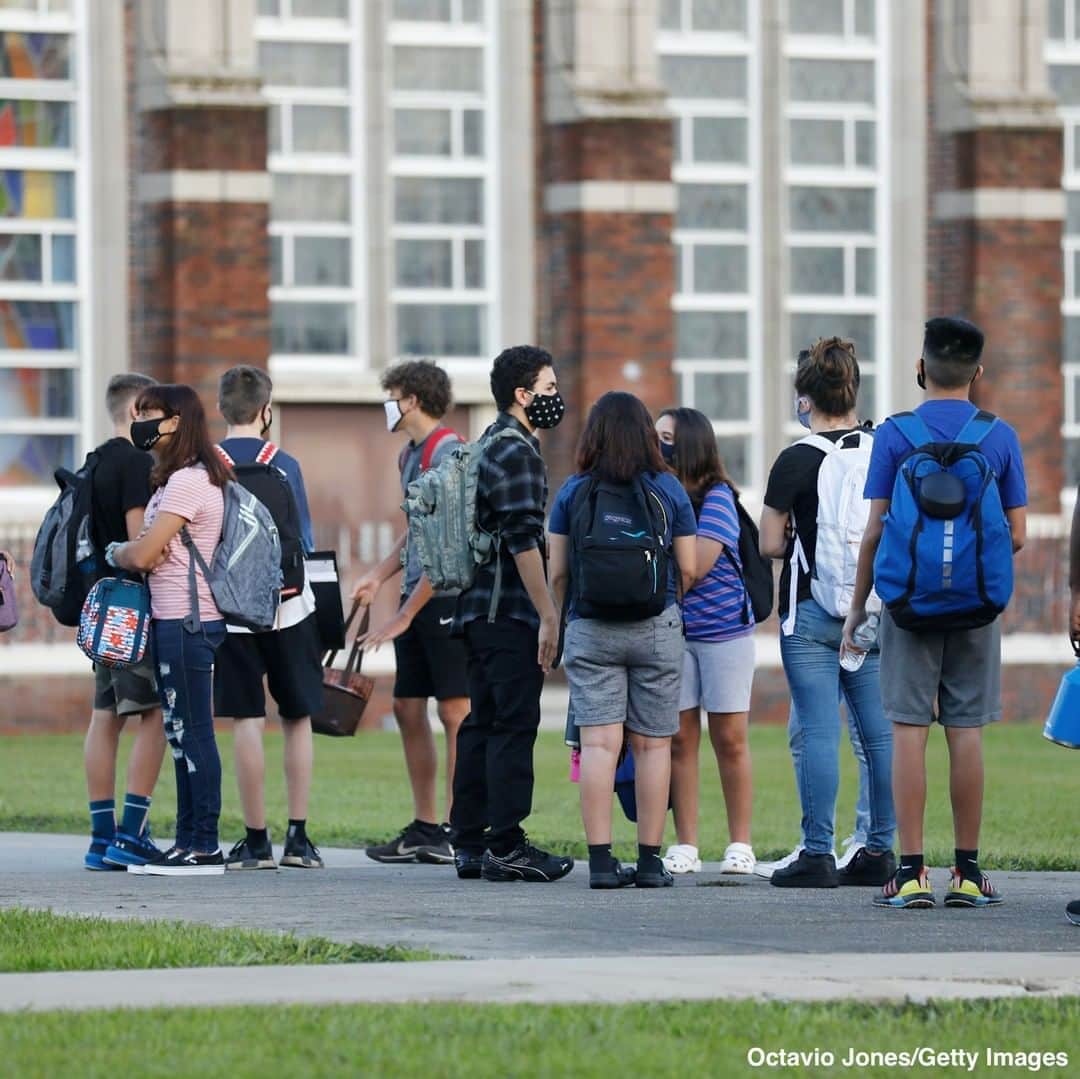 ABC Newsさんのインスタグラム写真 - (ABC NewsInstagram)「Students at a Tampa, Florida, high school wait in line to have temperature checked before entering the building. #tampa #florida #schools #schoolreopening #covid19 #coronavirus」9月1日 0時13分 - abcnews