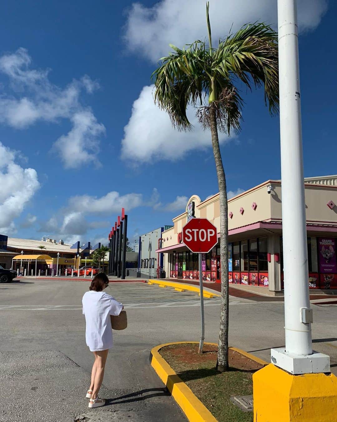 のインスタグラム：「There are many people I want to meet and places I want to go、、」