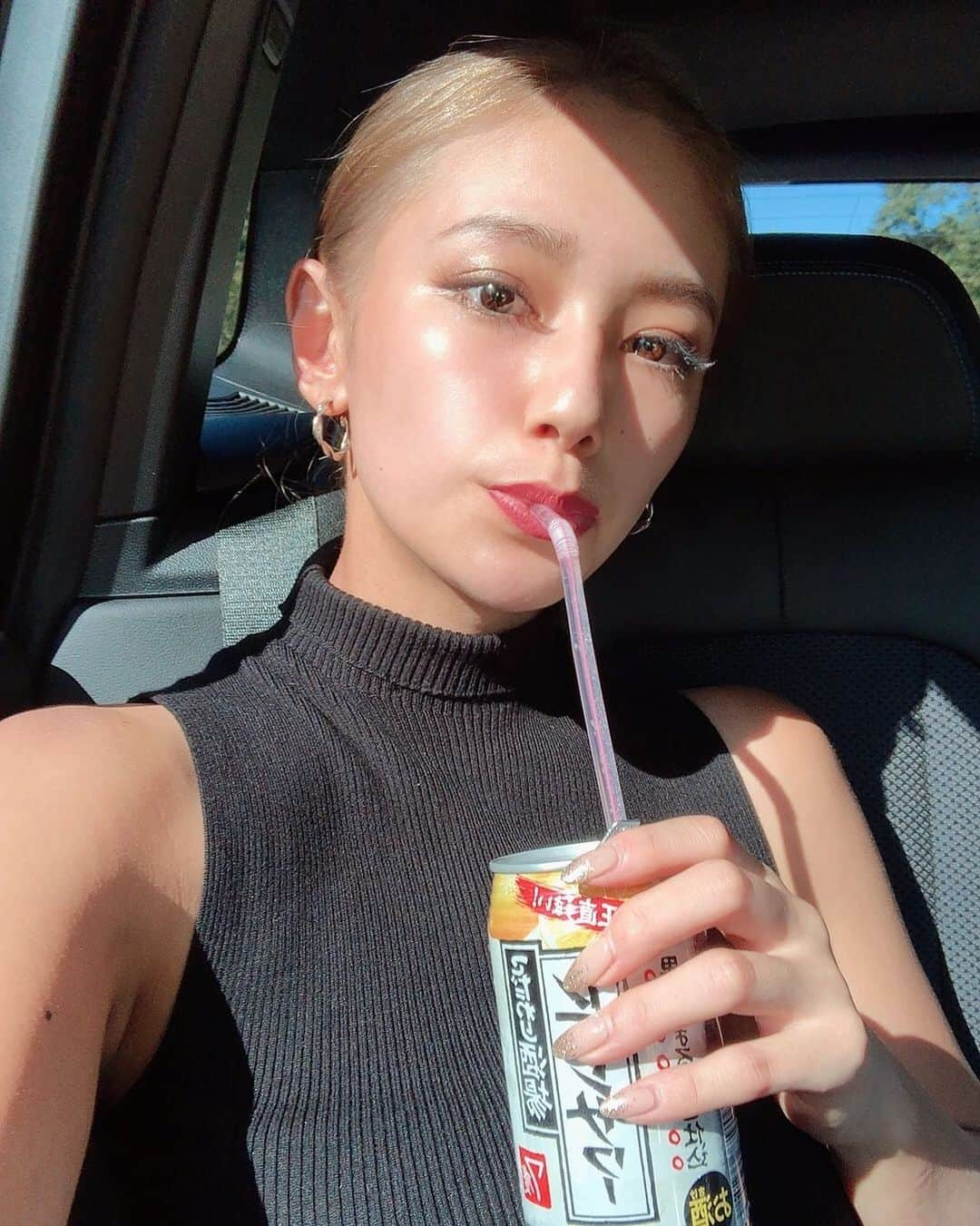 椿彩加のインスタグラム：「. GALのような髪色にしてみました。  久々根元からブリーチして 頭皮死んだしなんかかさぶたみたいの できたが可愛いからいいのよぉ💓 フケみたいの出ててもそれ フケじゃないからねぇ？？？  #gal #やっぱ1番かわいい #親友の #こだわり酒場レモンサワー と #一緒に #パシャリ #📷 #缶チューハイ #ストロー #絶対 #selfie #with #bff」