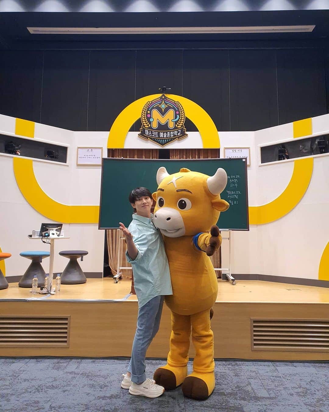 ヒチョルのインスタグラム：「마스코트 예술 종합학교⛄🏫 KAKAO TV <내 꿈은 라이언🦁> . . 흙수저 마스코트들의 선생님을 맡은 우주대스타 김희철입니다🤩 우리 학생들의 즐거운 성장기 재밌게 보세🐉 . . #카카오TV #내꿈은라이언 #최애마스코트 #마예종 #바우 #서산이야기할아버지 #콘파카 #위니 #꿈돌이 #빠망 #샤모 #범이곰이 #부천핸썹 #힐리」