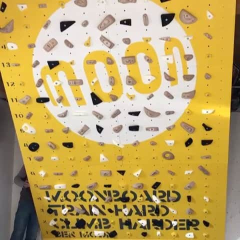 メリッサ・ル・ネーヴェのインスタグラム：「Child’s dream 🤩 • No more reason to not climb harder !! After this spring, I thought having a #moonboard at home to be able to train well, hard and specific for my next projects is a must !  Thanks @moonclimbing to make it happen and to my friend @gunsi87 for your engineering mind to build this board !  Very keen to share with you guys some problems I will set on the board !  #trainhardclimbharder」