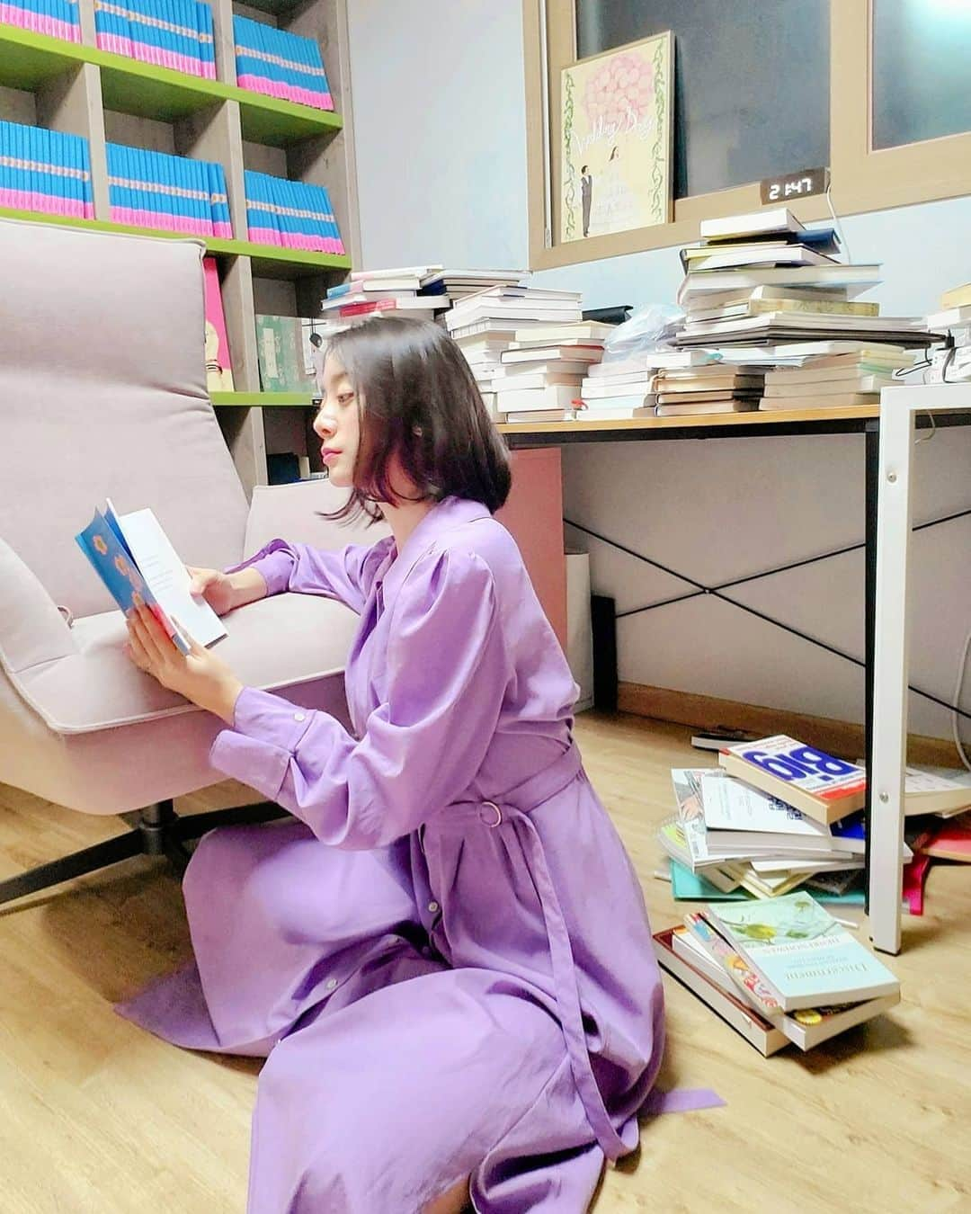 ヘリム さんのインスタグラム写真 - (ヘリム Instagram)「I got hundred books for my birthday😍🎁 #bestgiftever #생일선물로책백권 Thank you my love @shinmincheol 📚❤」9月1日 0時32分 - wg_lim