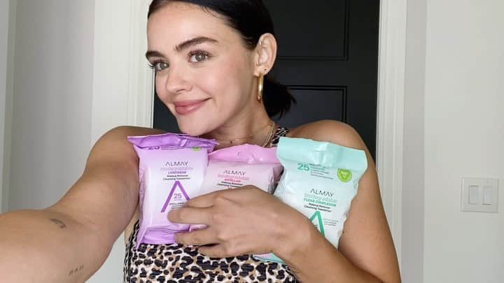 ルーシー・ヘイルのインスタグラム：「💄As much as I love wearing makeup, sometimes the best part about it… is taking it off!! That’s why I have to share my must-have makeup removers from Almay that come in 3 clean formulas: longwear, micellar, and clear complexion (my favorite!). The best part? All of the eco-friendly wipes are made with 100% biodegradable fibers that are just as friendly to your skin and eyes, as well as the environment. Shop now at almay.com! #AlmayxLucy #ThisisAlmay #cleanbeauty」