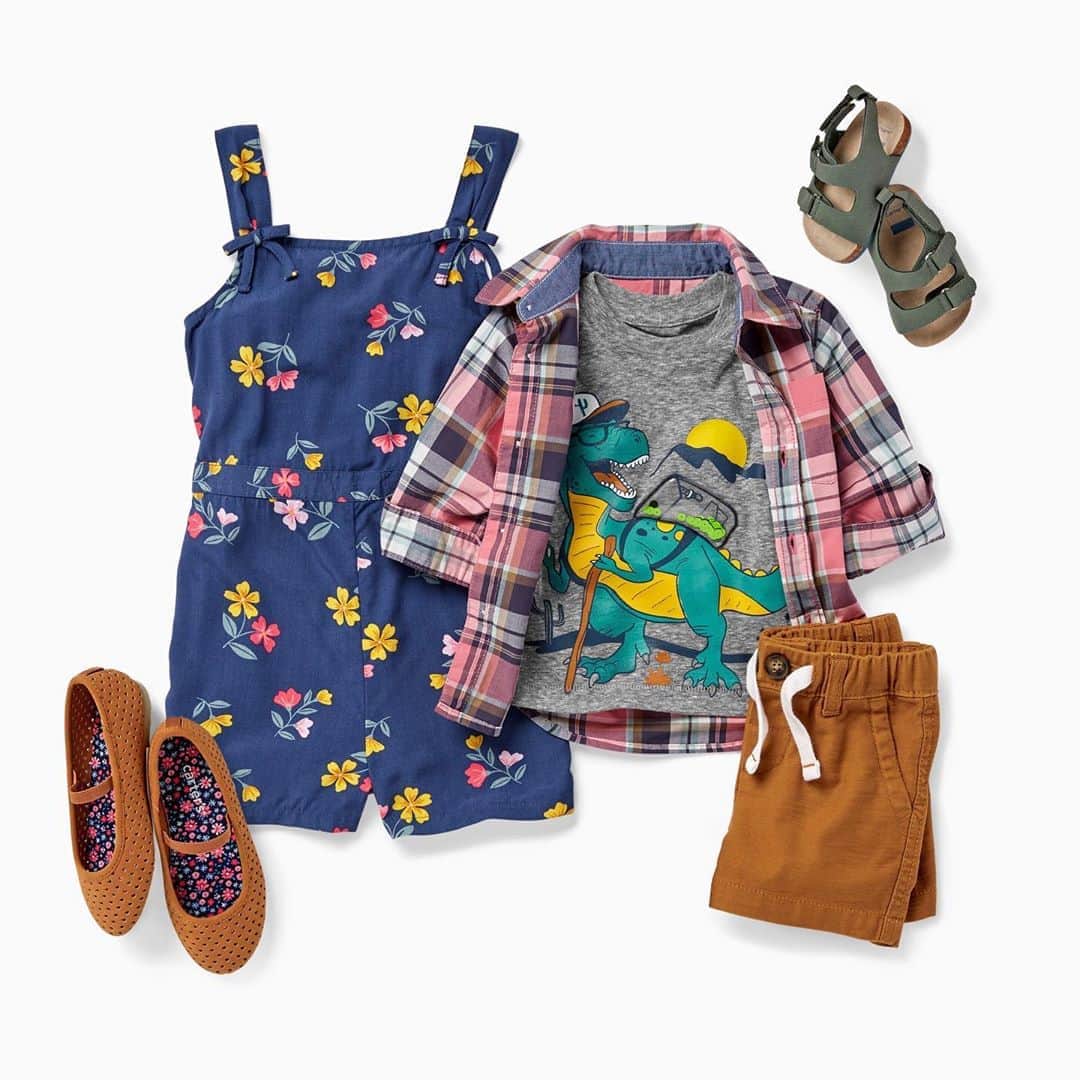 のインスタグラム：「Cutie florals, cool dinos, awesome plaids and shoes to match... the perfect end of summer outfits! 🍂🌼🦖 #almostfall #siblingoutfits #lovecarters」