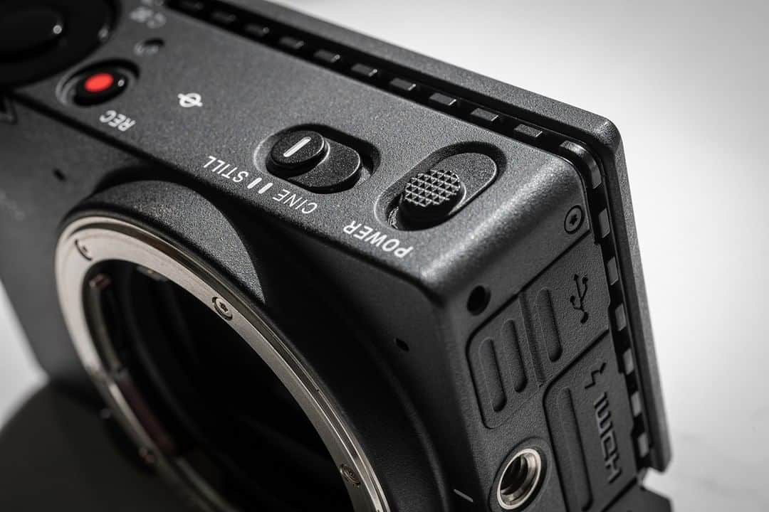 Sigma Corp Of America（シグマ）さんのインスタグラム写真 - (Sigma Corp Of America（シグマ）Instagram)「Did you know the SIGMA fp is specifically designed to meet the demands of long video shooting sessions?  Designed and inspired by those used on professional cinema cameras, a large magnesium heat sink is mounted between the LCD and camera body. This achieves highly effective heat dissipation and prevents overheating at high temperatures or in long hours of use.  Learn more about the fp (website in bio) or go to: sigmafp.camera/info  #sigmaphoto #SIGMA #SIGMAfp #photography #videography #cinematography #mirrorlesscamera #mirrorless #fullframe」9月1日 0時26分 - sigmaphoto