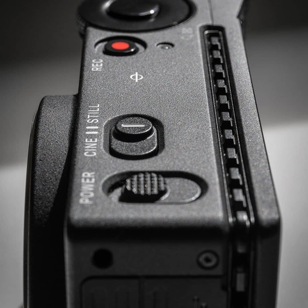 Sigma Corp Of America（シグマ）さんのインスタグラム写真 - (Sigma Corp Of America（シグマ）Instagram)「Did you know the SIGMA fp is specifically designed to meet the demands of long video shooting sessions?  Designed and inspired by those used on professional cinema cameras, a large magnesium heat sink is mounted between the LCD and camera body. This achieves highly effective heat dissipation and prevents overheating at high temperatures or in long hours of use.  Learn more about the fp (website in bio) or go to: sigmafp.camera/info  #sigmaphoto #SIGMA #SIGMAfp #photography #videography #cinematography #mirrorlesscamera #mirrorless #fullframe」9月1日 0時26分 - sigmaphoto