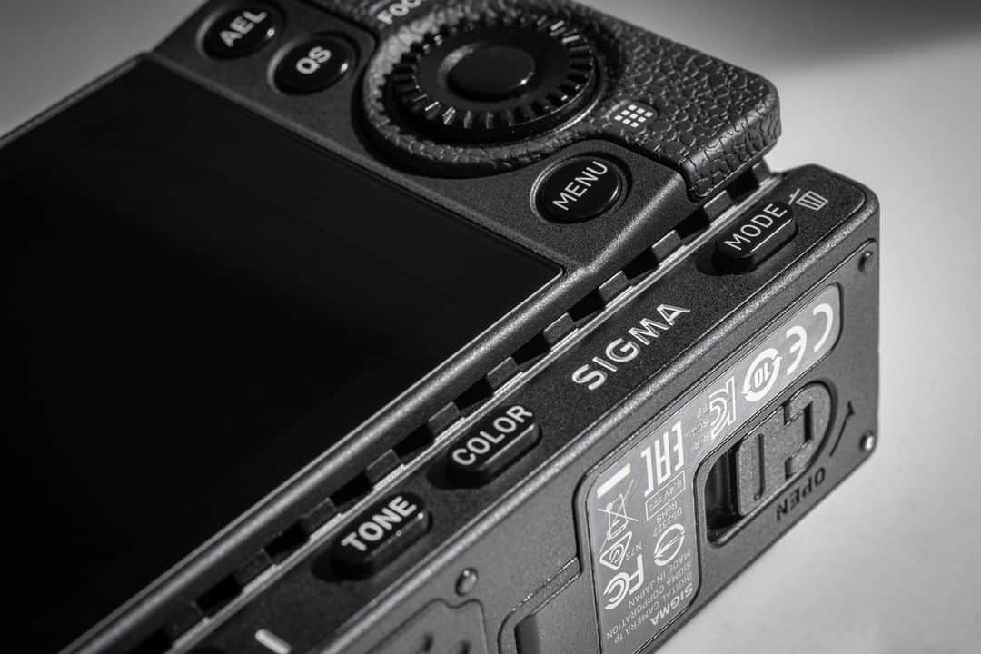 Sigma Corp Of America（シグマ）さんのインスタグラム写真 - (Sigma Corp Of America（シグマ）Instagram)「Did you know the SIGMA fp is specifically designed to meet the demands of long video shooting sessions?  Designed and inspired by those used on professional cinema cameras, a large magnesium heat sink is mounted between the LCD and camera body. This achieves highly effective heat dissipation and prevents overheating at high temperatures or in long hours of use.  Learn more about the fp (website in bio) or go to: sigmafp.camera/info  #sigmaphoto #SIGMA #SIGMAfp #photography #videography #cinematography #mirrorlesscamera #mirrorless #fullframe」9月1日 0時26分 - sigmaphoto