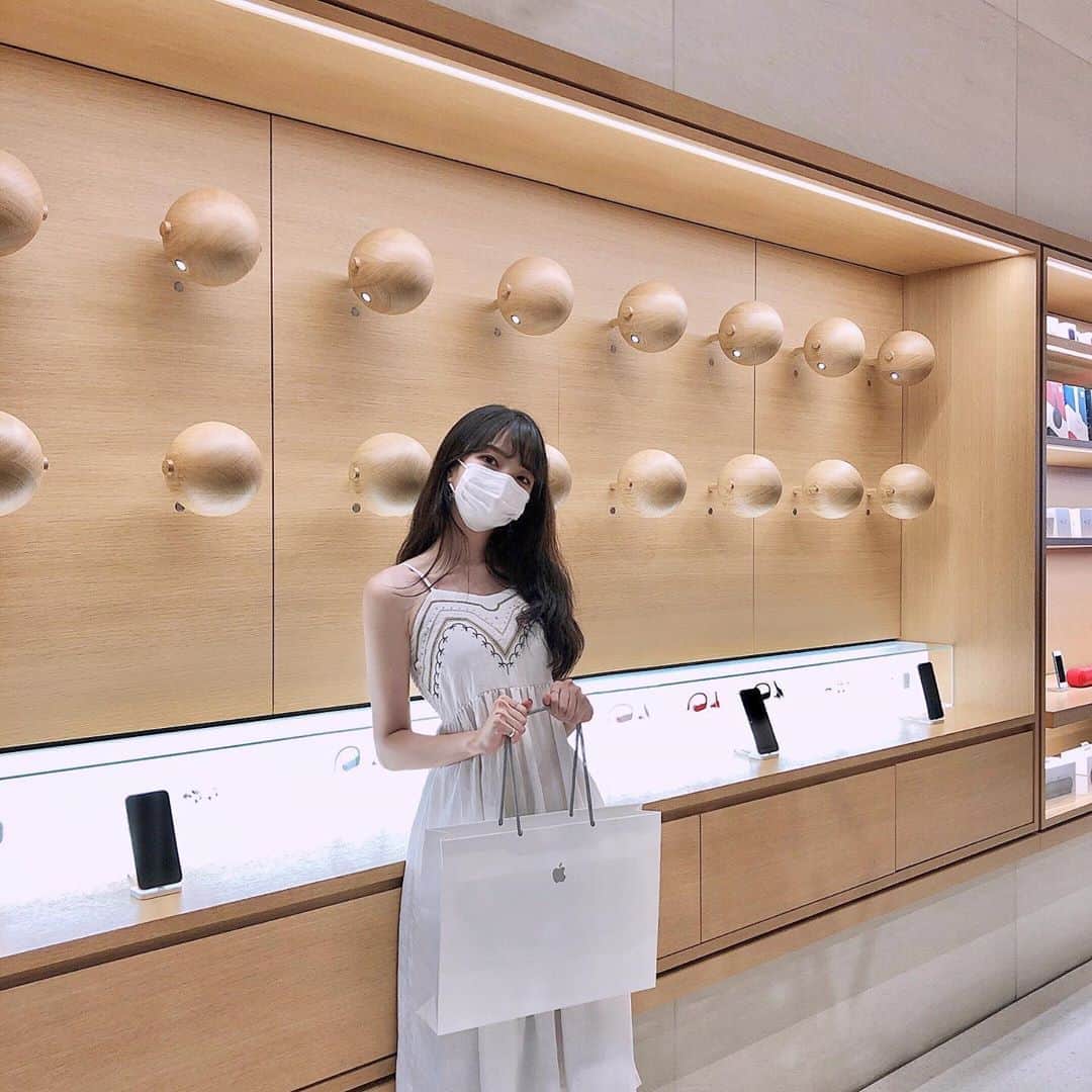 ユジョン のインスタグラム：「세번째 맥북 방가방가 햄툐리🌟 #내돈내산」