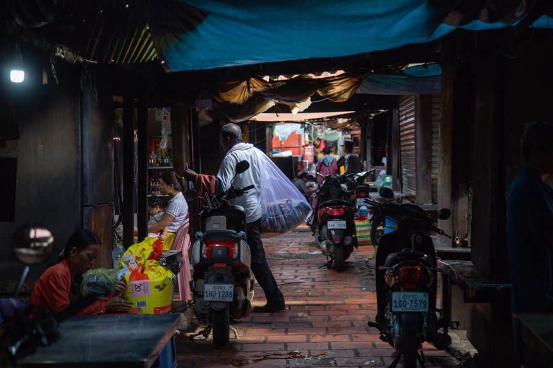Shunsuke Miyatakeのインスタグラム：「Cambodian Santa Claus delivering lights to the people in Kandal market, Phnom Penh, Cambodia」
