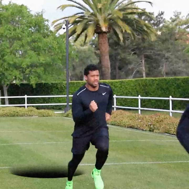 ラッセル・ウィルソンのインスタグラム：「Running out of the start of 2020 & into the Football Season like...   🎥: @West2EastEmpire @joshcashman」