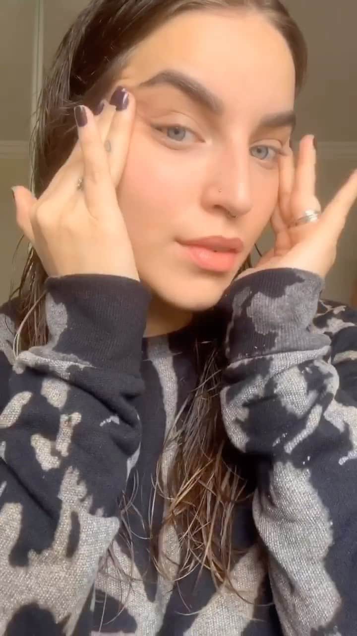 Bruna Unzuetaのインスタグラム：「Minha duplinha favorita: Minéral 89 e Minéral 89 Olhos 🤍 da @vichybrasil não vivo sem na minha rotina. Consulte sempre o seu dermatologista. #publicidade #VichyBR #Mineral89 #Mineral89Olhos #pelemaisfortecomm89  Parceria paga com @epocacosmeticos」
