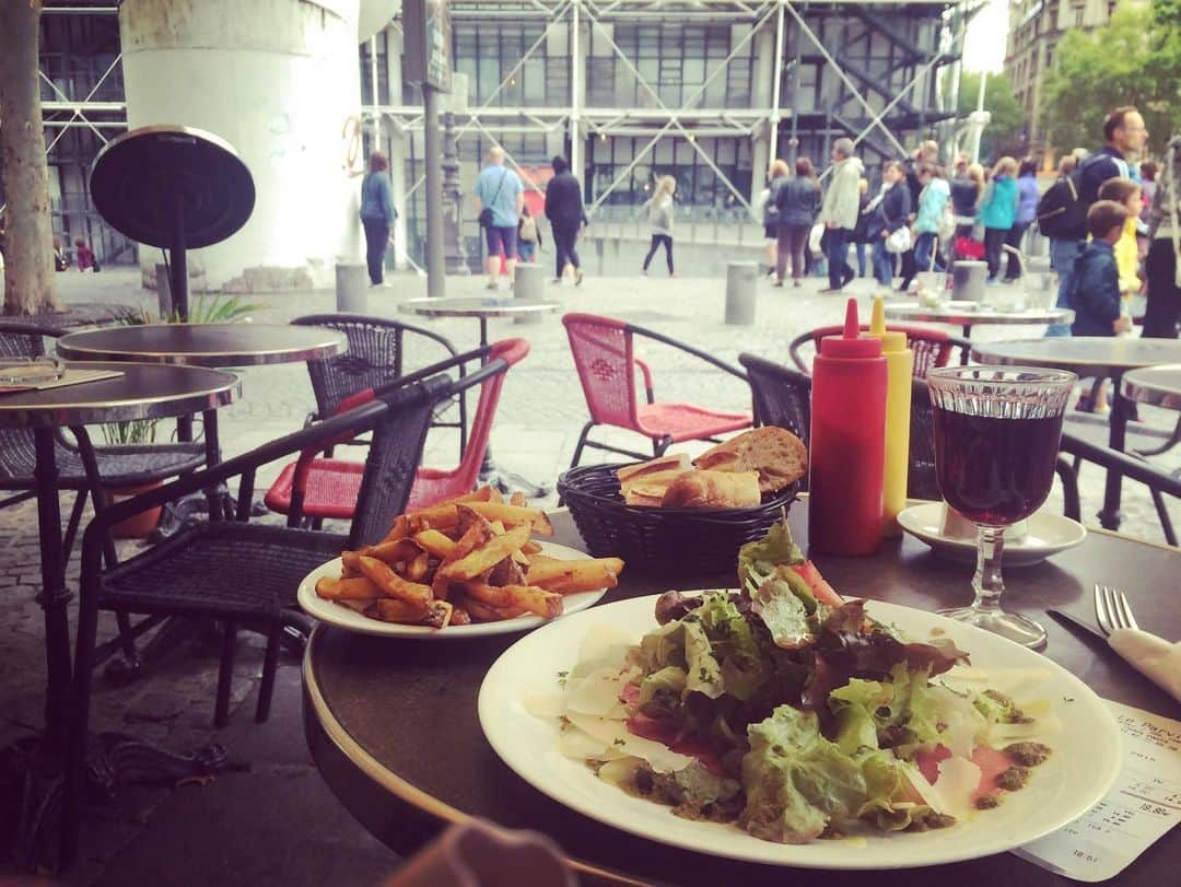イ・エルさんのインスタグラム写真 - (イ・エルInstagram)「_ 큰 맘 먹고 처음 혼자 가 본 Paris 도착 하자마자 에어비앤비에 짐만 던져놓고  바로 나가 돌아다니다가 근처에 있던 퐁피두가  말 그대로 느닷없이 나타났고 난 그 자리에서 얼어버렸다 움직이지도 눈도 깜빡이지도 못 하고 몇 분을 그러고 서 있다가 간신히 정신을 차리고 카페에 들어갔다 드골 공항에 도착한게 오후 3시였고 르와시 버스를 타고 에어비앤비까지 겨우겨우 찾아가 쳌인을 하고 카페에 도착한 때가 저녁 6시 배가 너무 고팠다,두 번째 기내식을 건너뛰는게 아니었어.. 소고기 타르타르와 감자튀김,와인까지 한 잔 시켜놓고 앉아 퐁피두를 바라보다가 울컥했다 내가 이렇게 행복해도 되나 하는 생각을 잠깐,아주 잠깐 하고는 허겁지겁 음식을 먹었다 사실 저긴 식사메뉴도 크레페도 커피도 그저그런 맛집이랄 수 없는 곳이지만 두 번째 파리에 갔을때도 난 저 카페의 커피를 마셨다 Saint-martin가의 Le Parvis,내 추억의 카페」9月1日 0時39分 - 2l_kjh
