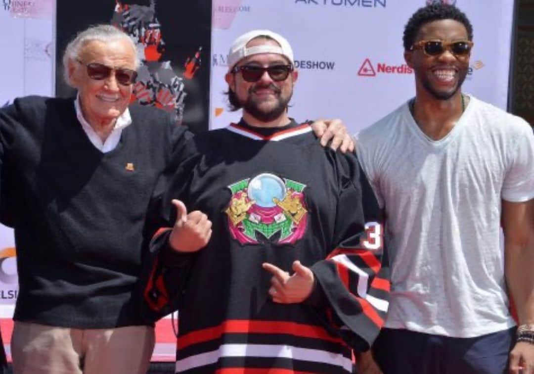 ケヴィン・スミスのインスタグラム：「I met @chadwickboseman the day @therealstanlee put his hand and footprints into the @chinesetheatres Forecourt. He was nice and a little nervous, but very regal - like T’challa. And so talented: I spent this past weekend watching 42, 21 Bridges, Marshall, and Infinity War - most of which he made AFTER being diagnosed with Stage 3 cancer. Same with @blackpanther - as sick as the cancer made him, this thespian never showed it as he introduced an entire generation of kids (and adults) to the wonders of #wakanda in the @marvelstudios instant classic. He gave so much on film and clearly had so much more to give. On Friday night, @marcbernardin & I gave Chadwick a Fat Man Beyond eulogy, in which we said both Good Night Sweet Prince and Farewell to the King. This is heartbreaking: 43 is way too young to die. I only spoke with him this one time at the Stan event - but i know I’ll be watching the stellar performances #chadwickboseman gave for the rest of my days. My heart goes out to his wife, his family, and my fellow fans. #KevinSmith #chadwick #wakandaforever #chadwickforever」