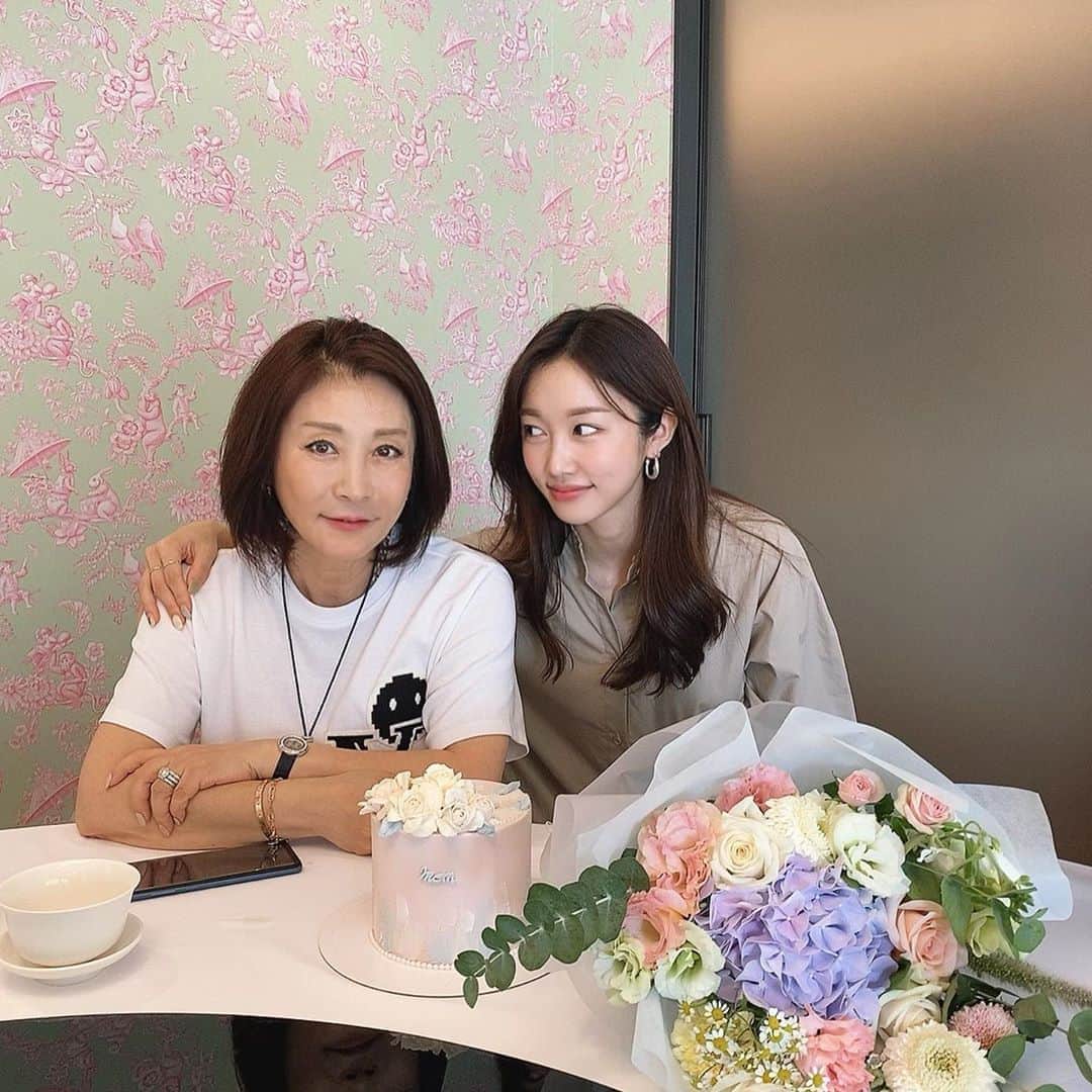 COCO さんのインスタグラム写真 - (COCO Instagram)「8월네네 엄마 생일😂 this queen celebrates her bday for the whole month of August 👸 #hbd mom ღ」9月1日 0時57分 - rilaccoco