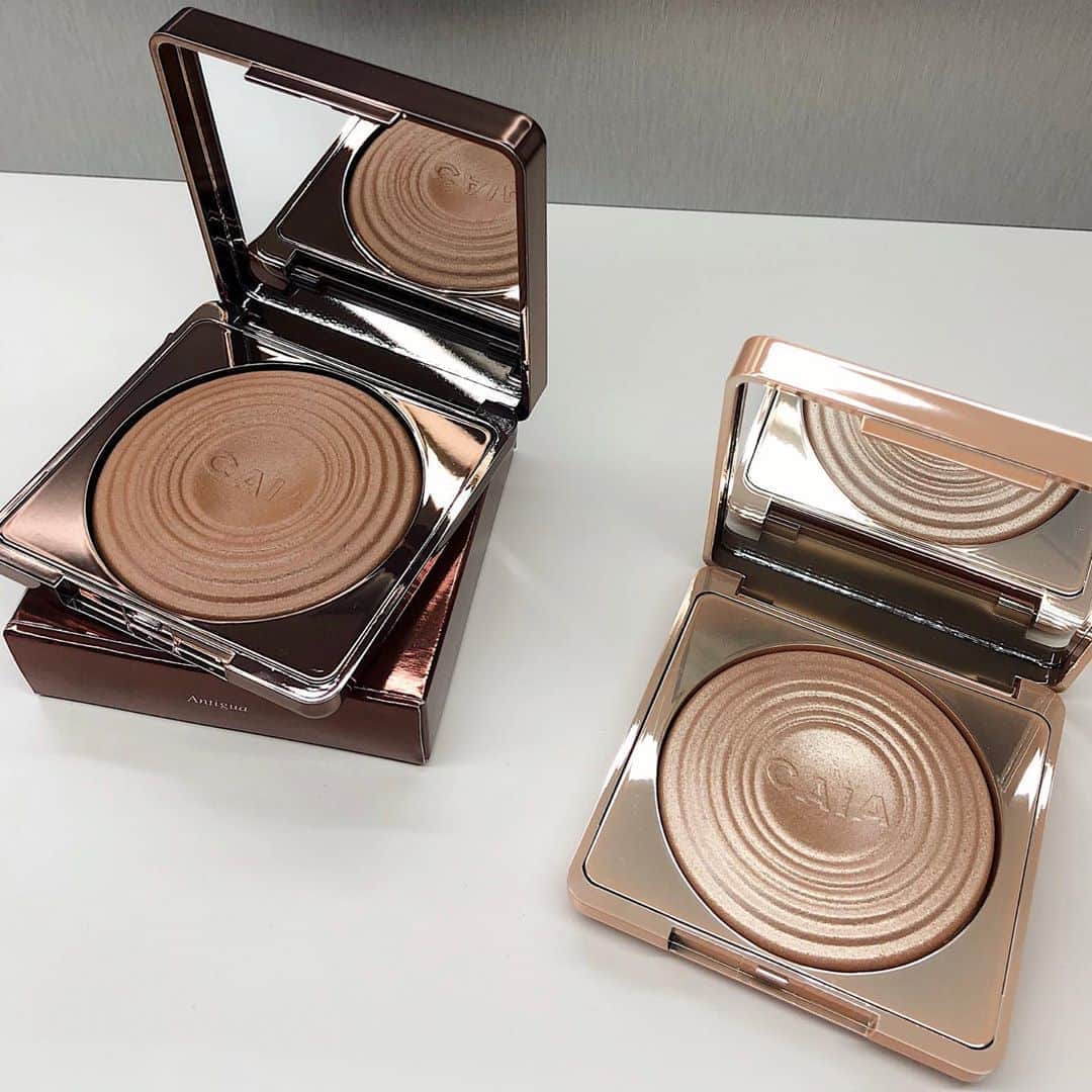 Bianca Ingrossoさんのインスタグラム写真 - (Bianca IngrossoInstagram)「No doubt the BEST bronzers & highlighters in the world 🌟 Not a day without these stars 👌🏻 @caiacosmetics」9月1日 0時53分 - biancaingrosso